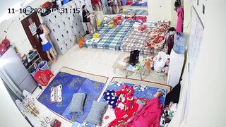 高端沐足店监控颜值身材极品的技师睡前换衣嬉闹十分养眼