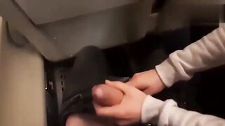 高铁性趣让邻座女孩帮忙打飞机