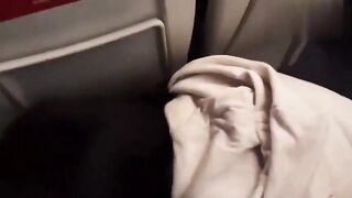 高铁性趣让邻座女孩帮忙打飞机