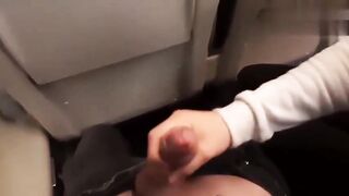 高铁性趣让邻座女孩帮忙打飞机