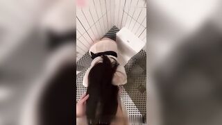 网传首尔健身女教练打着英雄联盟被男友抠逼