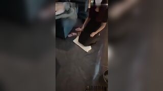 最新流出真实足浴店调教女奴一步步开发少妇女技师一起舔脚