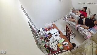 学校监控发现女老师在值班休息室与校领导边批改作业边操
