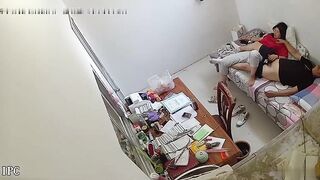 学校监控发现女老师在值班休息室与校领导边批改作业边操