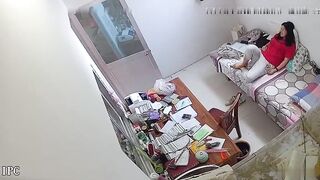 学校监控发现女老师在值班休息室与校领导边批改作业边操