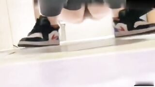 医院厕所偷拍合集可爱清纯御姐爱了