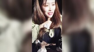 漂亮小姐姐在户外拉屎直接户外野炮不怕被看到