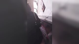 街射精液射手上被发现还闻了一下