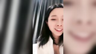 肉感大奶骚货淫声荡语撩骚互动穿上开档黑丝假屌爆插骚逼