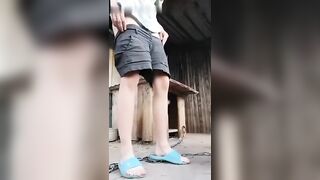 农村小姑娘和大狗玩着玩着被大狗后入了