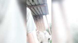 农村小姑娘和大狗玩着玩着被大狗后入了