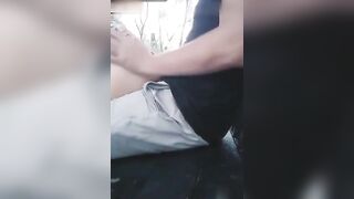 碎花连衣裙少妇户外勾引帅哥河边凉亭抱坐式啪啪