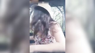 碎花连衣裙少妇户外勾引帅哥河边凉亭抱坐式啪啪
