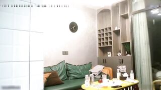 国产真实换妻两对夫妻网上相约刚开始有点拘束剧情精彩