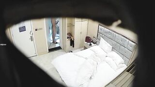 甄选酒店偷拍稀有白色大床眼镜持久男操B多姿式狂干嫩穴
