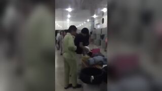 女澡堂更衣室假打电话真偷拍视频