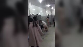 女澡堂更衣室假打电话真偷拍视频
