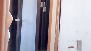 温泉会馆偷拍美女换衣裸体泡澡_舔美女带淫水内裤