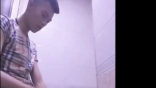 直男勾引系列帅哥洗手间裸聊被粗口调教射精