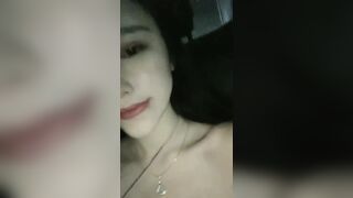 细腰豪乳吕美吕打滴上边跟师傅聊天边直播露出