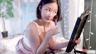 巨乳初形成 巨乳萝莉最初露出 嫩到滴水的粉穴