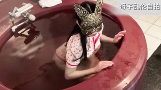 开了个情侣房跟妈妈去泡澡