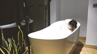捆绑固定调教白丝萝莉浴室里上演湿身诱惑
