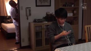 男朋友推荐的按摩店被禽兽按摩师故意按摩敏感部位
