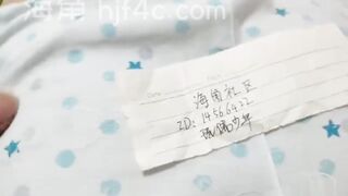 看到小后妈在厨房做饭直接上去挑逗扒下就舔