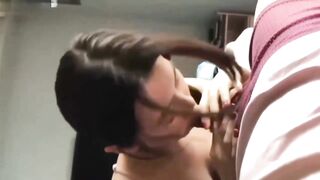 绿帽男请按摩师伺候苗条女友疯狂扣穴