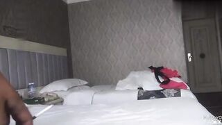 良家熟女按摩女技师上门服务经不住金钱诱惑被无套内