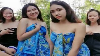 两个饥渴骚货被大哥呼弄到树林里操逼_