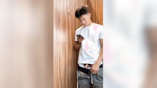 免费男大帅哥厕所撸管撸射浓精射满手