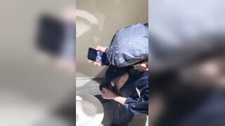 商场厕所偷拍极品后厨小哥挂空挡隔间抽烟手淫泄欲