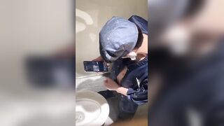 商场厕所偷拍极品后厨小哥挂空挡隔间抽烟手淫泄欲