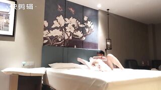 小伙买来新的情趣用品