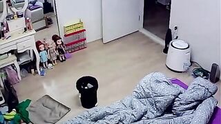 偷拍居家少妇主动出击挑逗老公