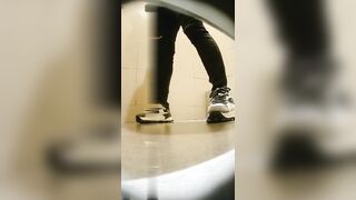商场厕拍人美逼更美真实潜入商场偷拍
