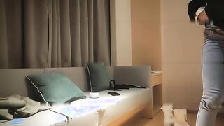 外围牛仔裤小姐姐一起抽根烟再开操