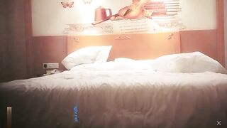 寻花偷拍-大屌魔人高价約了个白丝苗窕贫乳小姐姐大鸡巴操的小姐姐浪叫