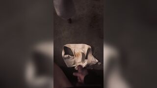 免费男大体育生户外打飞机精液射内裤上