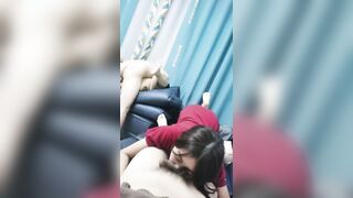 双腿夹紧让大哥隔着内裤抠逼口交鸡巴