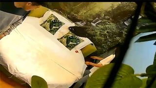 在绿油油的自然房苗条白嫩长发妹子_
