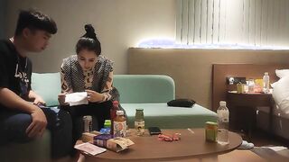一支百威喝到底极度淫荡骚熟女