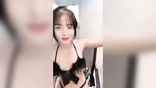 丝袜贫乳小母狗淫声荡语撩骚互动口交伺侯狼友道具自慰