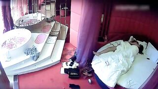 两个美女在酒店睡不注意被监控拍到
