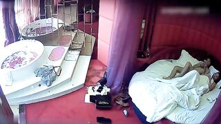两个美女在酒店睡不注意被监控拍到