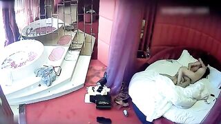 两个美女在酒店睡不注意被监控拍到