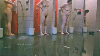 偷拍多位好身材美女_