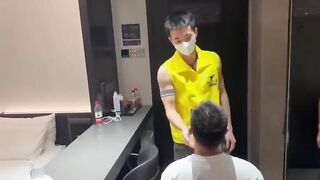 先爽片高大壮体育爷们威胁外卖员做他主人不做就给你差评不爽你就干我